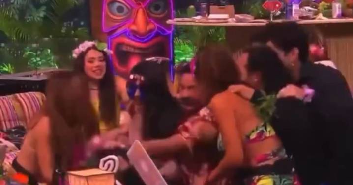 Shiky jalonea el cabello a Abelito en la fiesta hawaiana de La Casa de los Famosos México