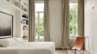 Vas a dejar de sufrir con ventanas pequeñas: tips de decoración para que tu living o dormitorio se vean más grandes