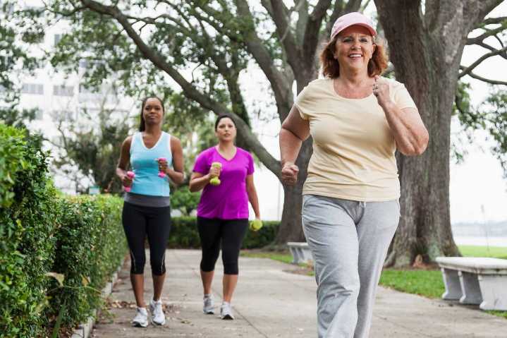 Las caminatas más largas y rápidas protegen la salud del corazón