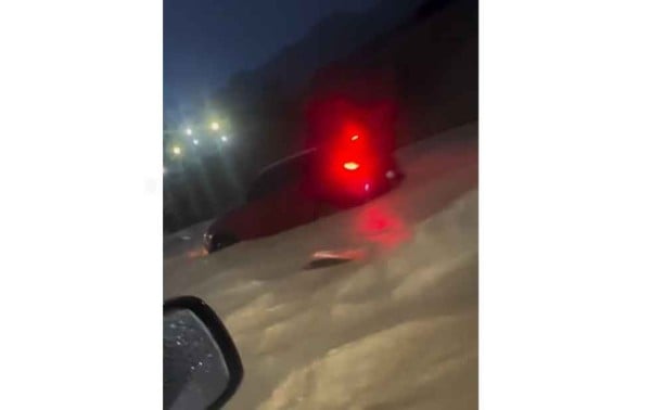 Video: Fuertes inundaciones afectan a la zona de Montecillo en El Paso Oeste
