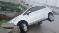 Mar del Plata: perdió el control de su auto, lo volcó y quedó colgado del paredón de la Costa