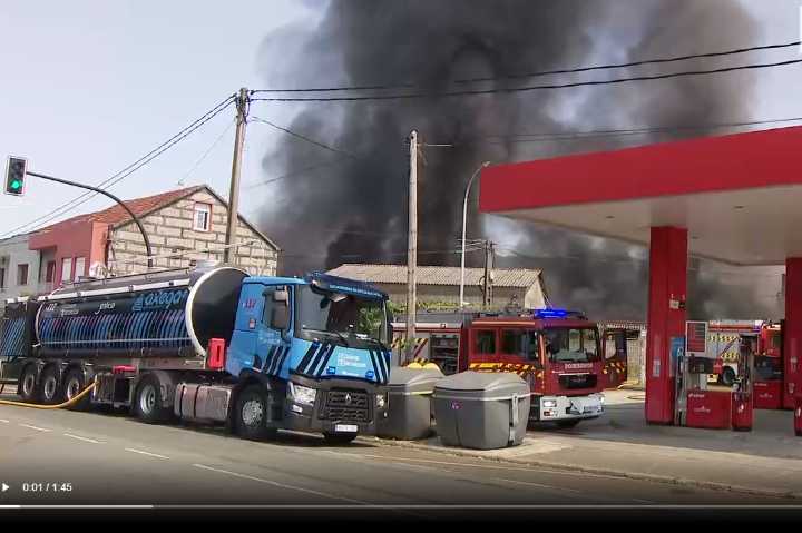 Activado o Plan de Emerxencias de Galicia en Rubiáns polo incendio en Impex, con productos biocidas