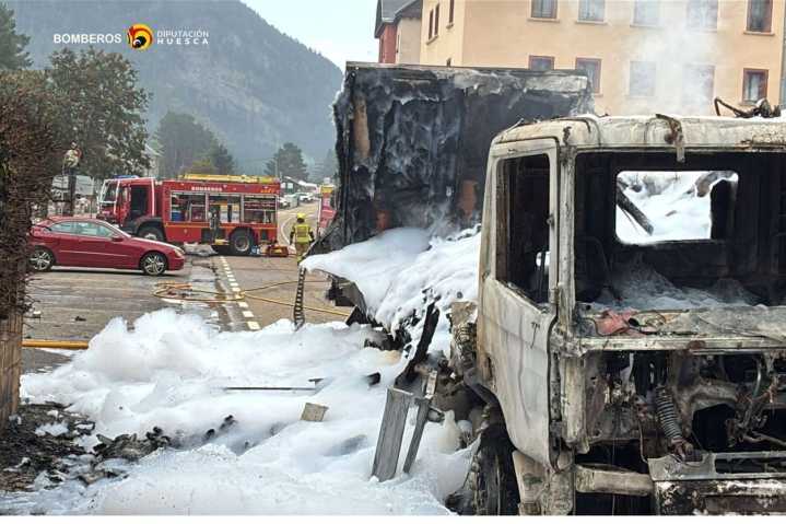 Incendiado un camión frigorífico en la N-330 a su paso por Canfranc Estación