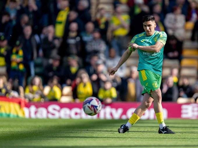 Marcelino Núñez anotó un gol en triunfo y avance del Norwich en la Carabao Cup en Inglaterra