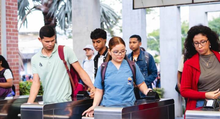 “Quiero crecer como persona y formarme como una gran profesional”: estudiante en su regreso a clases Con la mejor disposición y compromiso, los estudiantes acudieron al campus universitario desde temp