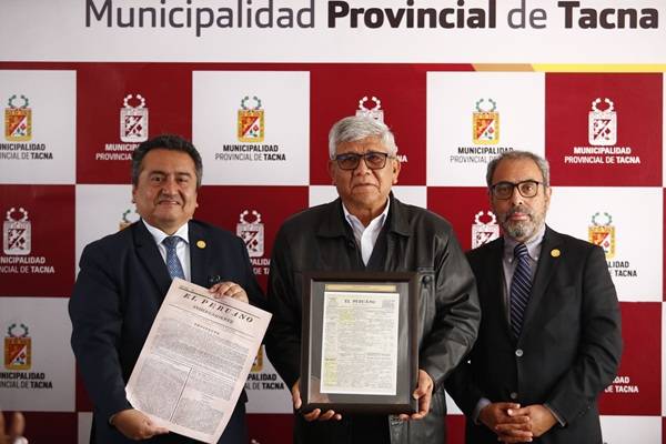 DIARIO EL PERUANO ENTREGA DECRETO DE REINCORPORACIÓN DE TACNA AL ALCALDE PASCUAL GÜISA