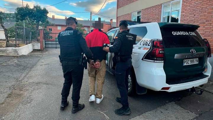 Un pelotón de la Guardia Civil de Zaragoza frustra la huida del autor de un incendio en León