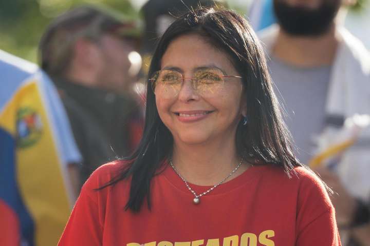 Venezuela y Colombia evalúan "hoja de ruta" para la venta de la petroquímica Monómeros