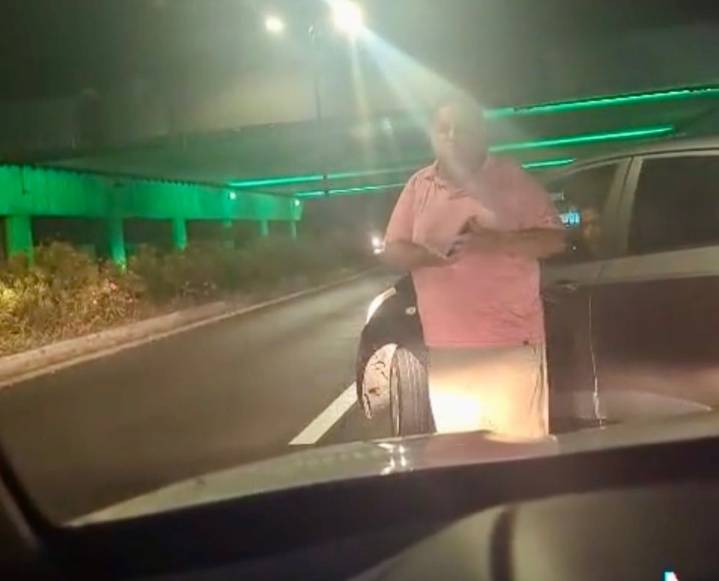 Aeropuerto de Cancún: taxistas acorralan a chofer de plataforma frente a turistas