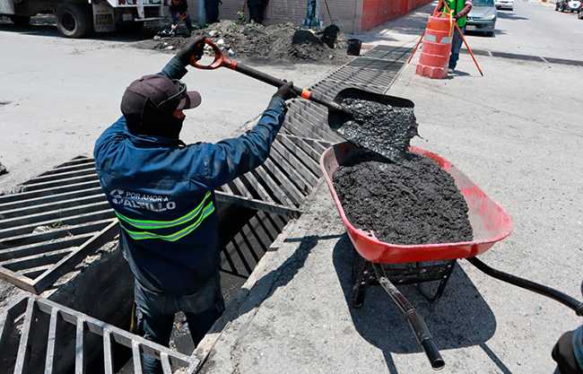 Desazolva Gobierno de Saltillo rejillas pluviales en La Minita