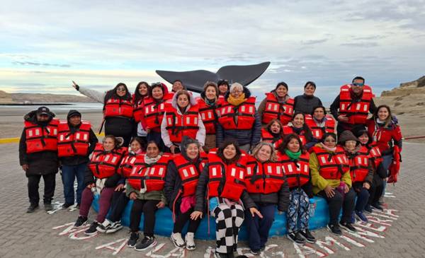 Estudiantes de la Escuela EPJA 618 realizaron un avistaje de ballenas en Puerto Pirámides