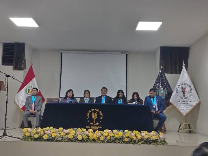 Cursos de capacitación anunció Decano Mayhuire en sesión solemne por 43 aniversario del Colegio de Periodistas de Arequipa