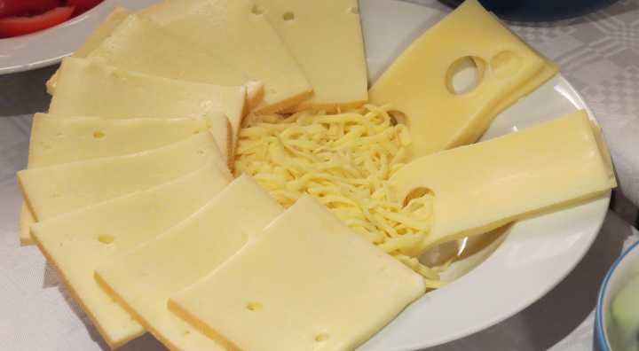 Ordenan suspender queso famoso en EE. UU. por riesgo de infecciones graves