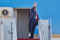 Arriba Trump a Alaska para reunirse con Putin