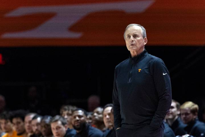 Tennessee basketball coach Rick Barnes signs lifetime contract