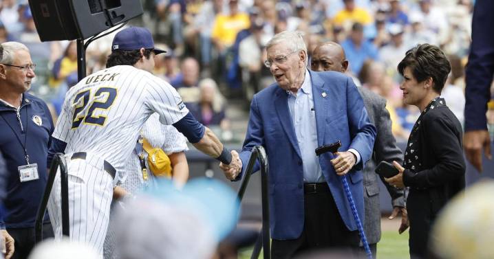 Brewers pay tribute to longtime broadcaster Bob Uecker in star