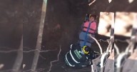 Mujer cae a socavón que se abrió en Gustavo A. Madero mientras ella caminaba