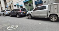 Ciudadanos critican gestión de tránsito en Manizales por estacionamiento abusivo en el centro de la ciudad
