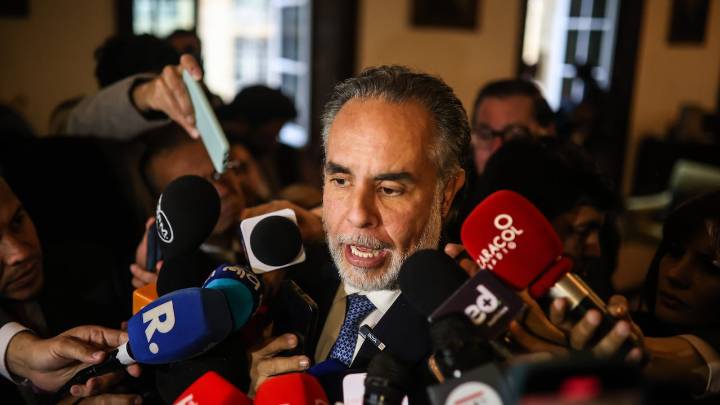 Esto respondió Armando Benedetti por GPS en camionetas de congresistas