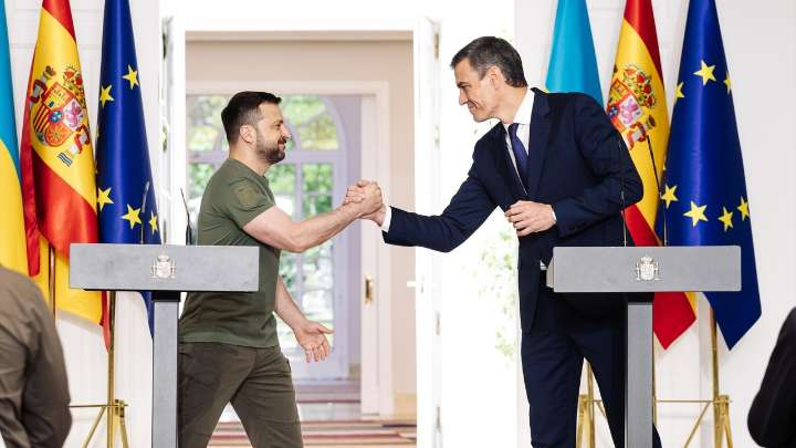 Sánchez traslada a Zelenski su "total apoyo" ante la próxima reunión entre Trump y Putin