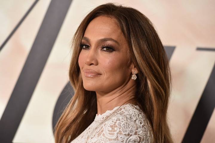 Jennifer López vive momento inesperado con un insecto en pleno concierto