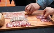 Salames, platos caseros, vino y quesos: la impedible fiesta para una escapada
