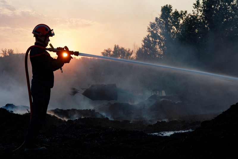 Major French wildfire is unlikely to be under control until late on Sunday