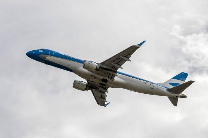 Paro de controladores aéreos: miles de personas afectadas y una fuerte denuncia de Aerolíneas Argentinas