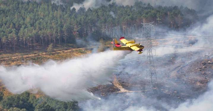 El incendio originado en Ourense que saltó a Zamora continúa en nivel 2 con "muchos focos descontrolados"