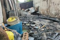 Incendio arrasa con humilde vivienda en Ciudad del Carmen; veladora habría causado el siniestro