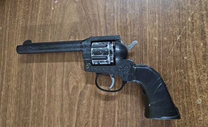 Robó caja de bombones en comercio: lo demoraron y llevaba un arma de juguete