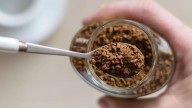 Ordenan retiro de café instantáneo del mercado de Estados Unidos por riesgo de fragmentos de vidrio en el producto