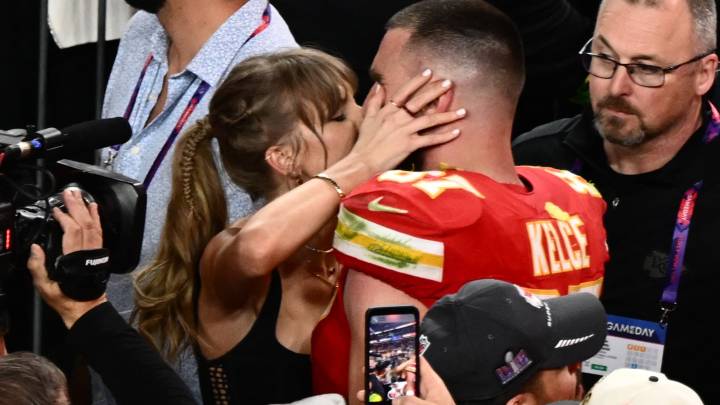 Taylor Swift sporting 'cushion cut' engagement ring gives Signet Jewelers stock a brief pop