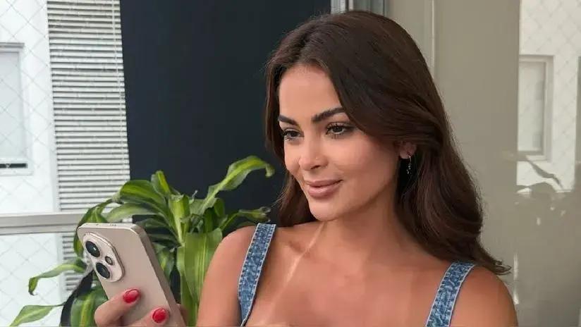 Laura Spoya es captada con "misterioso" acompañante encapuchado en restaurante