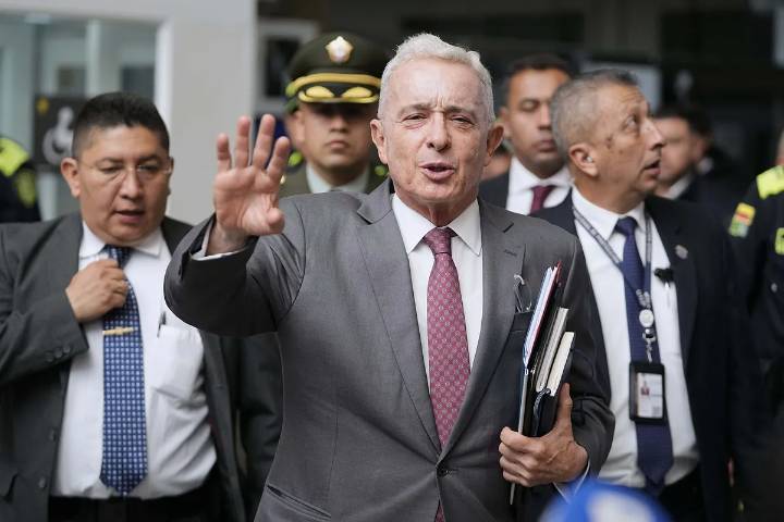 El Tribunal Superior de Bogotá ordena la libertad inmediata del ex presidente Álvaro Uribe, condenado a doce años de prisión domiciliaria por un caso de sobornos