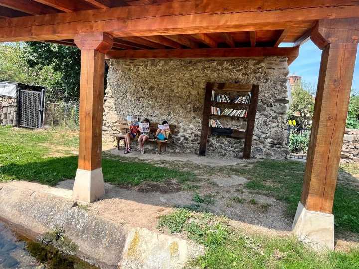 Ojacastro reconstruye su biblioteca al aire libre