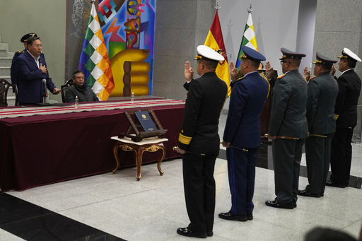 Presidente de Bolivia cambia al alto mando militar a tres días de comicios generales