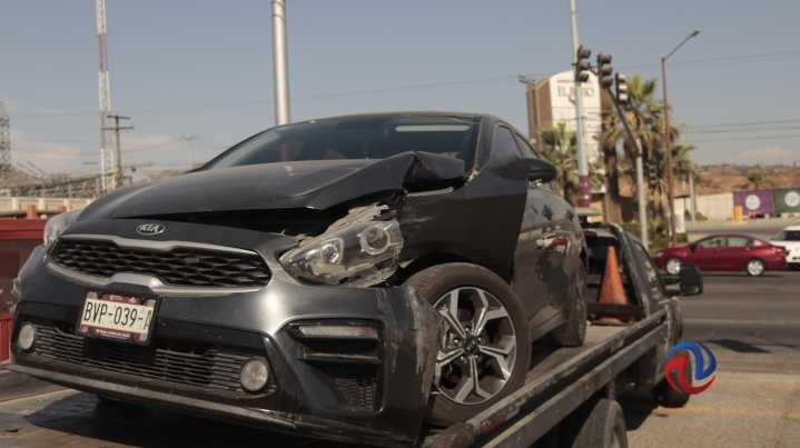 Camión de carga y auto compacto chocaron en el "crucero de la muerte"; no hay lesionados