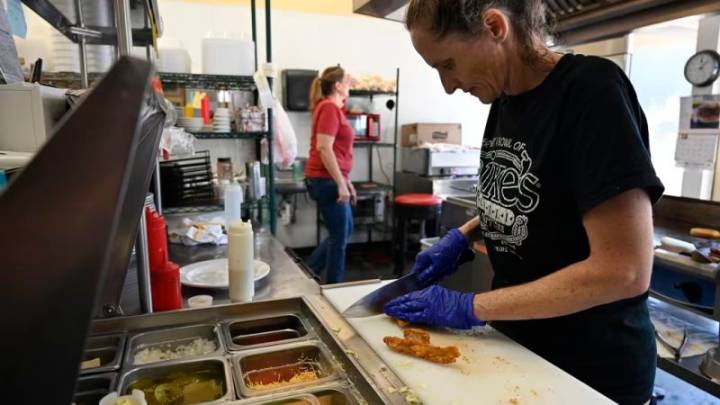 Los restaurantes de EE.UU. están bajo amenaza por el aumento de los costos y recorte del gasto de los consumidores