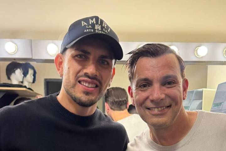 Fútbol, ovación y promesa. Paredes fue a ver a Martín Bossi al teatro y vivieron un encuentro único