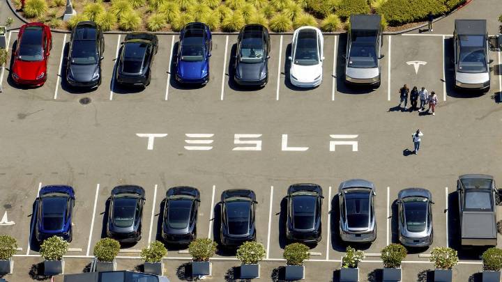 Feds launch investigation into Tesla crash reports