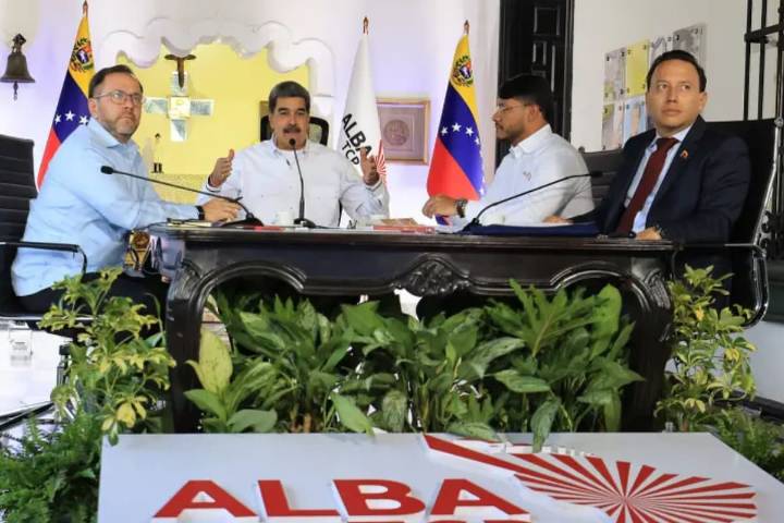 Maduro pide a gobiernos cercanos unirse para defender a Venezuela
