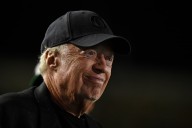 Phil Knight, cofundador de Nike, hace la donación más grande de la historia a una universidad estadounidense