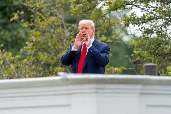 Trump da un inesperado recorrido por el techo de la Casa Blanca para inspeccionar nuevos proyectos