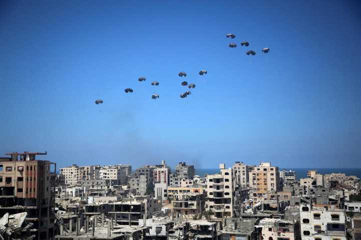 Lanzan paquetes de ayuda desde el aire en Gaza mientras se agrava la hambruna