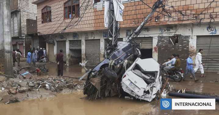 Aumentan a 321 los muertos por devastadoras lluvias en Pakistán
