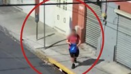 Captan a hombre robando fundas de parquímetros en el Centro de Monterrey