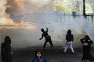Policía se enfrentan con estudiantes que protestan por prestaciones de legisladores en Indonesia