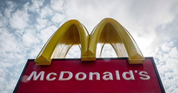 McDonald's sees U.S. sales rebound, but concerns about low