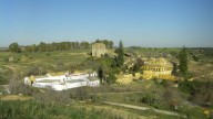 El enigmático despoblado de Sevilla que reúne dólmenes, torres medievales y un palacio señorial